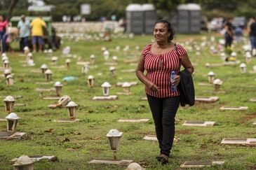 Brasília (DF), 02/11/2024 - Maria de Jesus, 70, veio visitar o túmulo do filho no cemitério Campo da Esperança. Foto: Marcelo Camargo/Agência Brasil