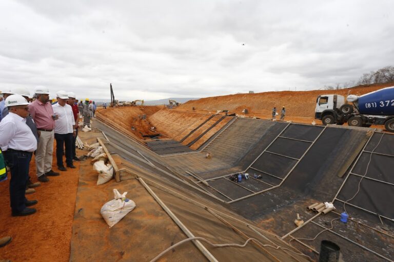 Governador Elmano de Freiras visita obras do Cinturão das Águas do Ceará, maior obra estadual hídrica do país