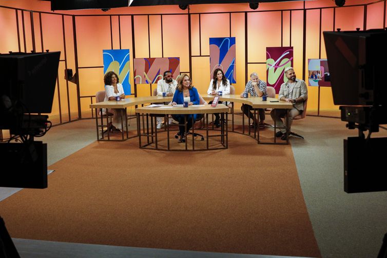 Rio de Janeiro (RJ), 27/02/2024 - Bastidores da estreia do programa Sem Censura, com Cissa Guimarães, na TV Brasil, com Cláudia Raia, Miguel Falabella, Xande de Pilares, Luciana Barreto e Muka. Foto: Fernando Frazão/Agência Brasil