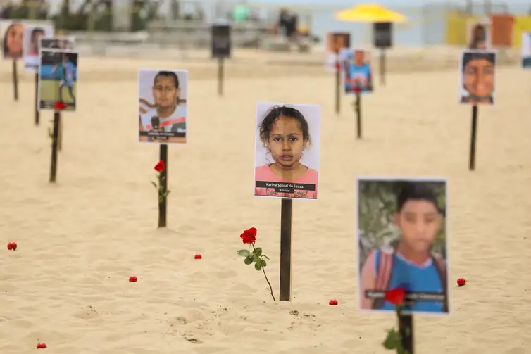 Rio de Janeiro (RJ), 18/12/2024 - Rio de Paz faz ato contra mortes de crianças por violência, na praia de Copacabana, na zona sul do Rio de Janeiro. Foto: Tomaz Silva/Agência Brasil