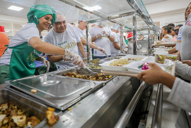 16/12/2024 - Restaurantes comunitários servem ceia natalina com atrações musicais e Papai Noel