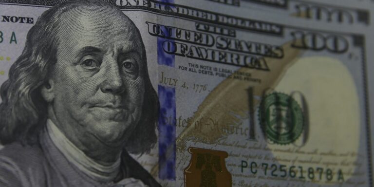 Dólar sobe para R$ 5,55 com votação de decreto do IOF