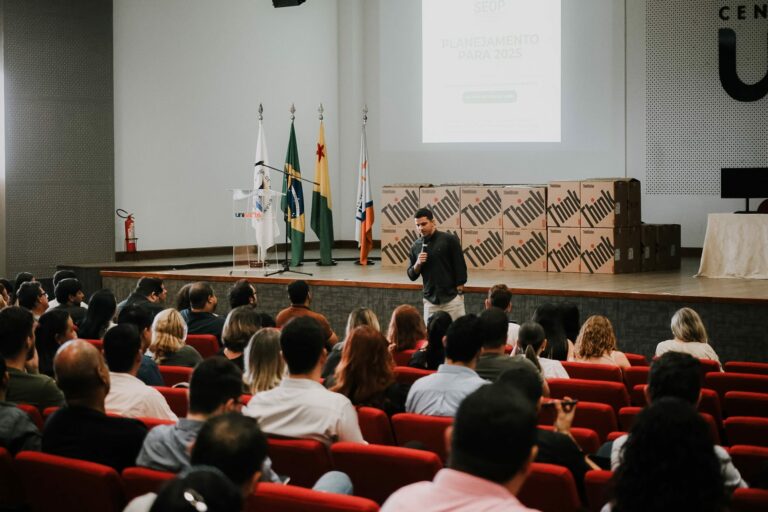 Secretaria de Obras apresenta planejamento estratégico de 2025 a servidores