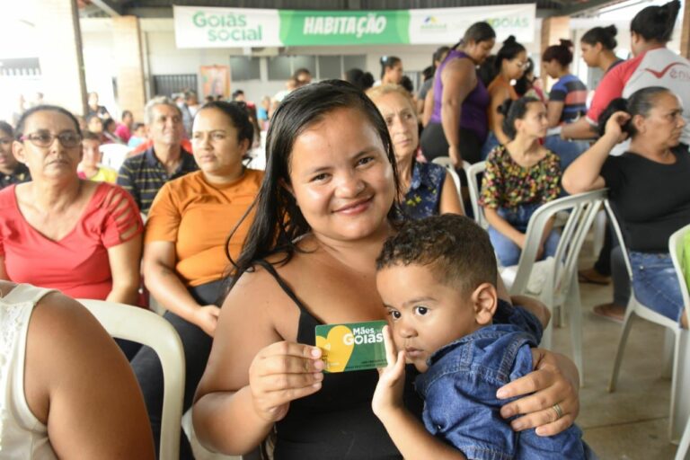 Beneficiárias do Mães de Goiás passam a receber R$ 300/mês