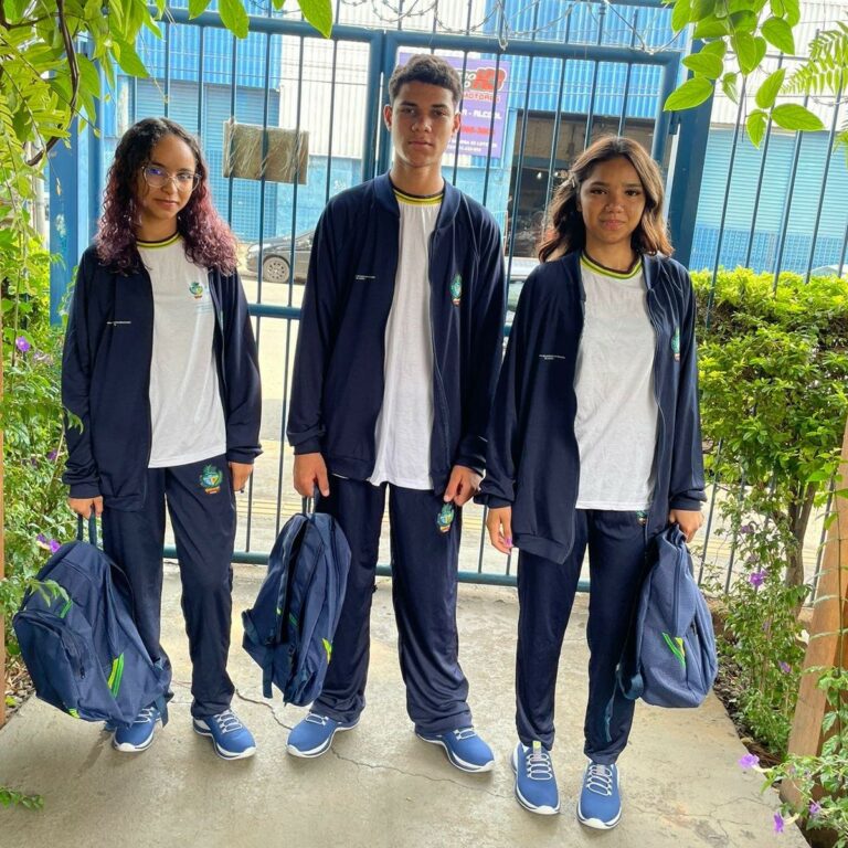 Educação estadual entrega 560 mil kits escolares a estudantes