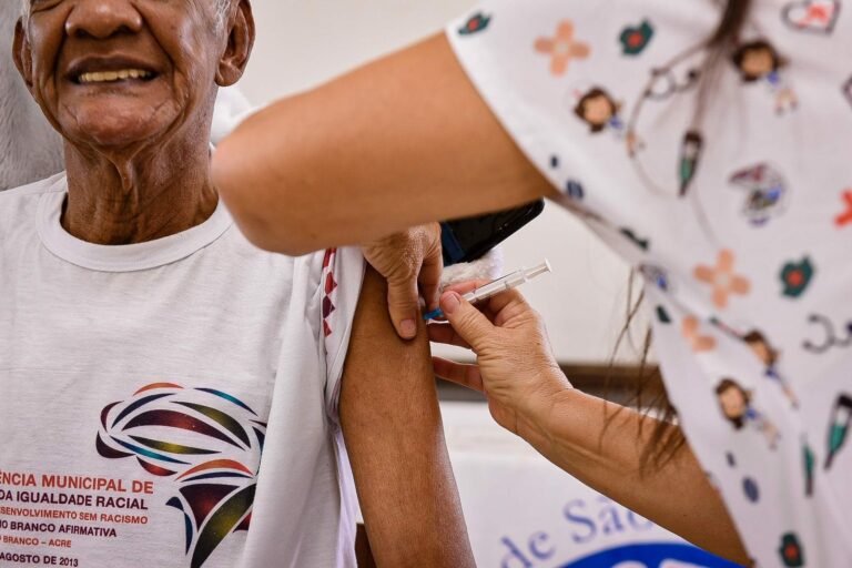 Vacina contra gripe e covid-19 estão disponíveis o ano todo para crianças, gestantes e idosos em postos de saúde do Acre