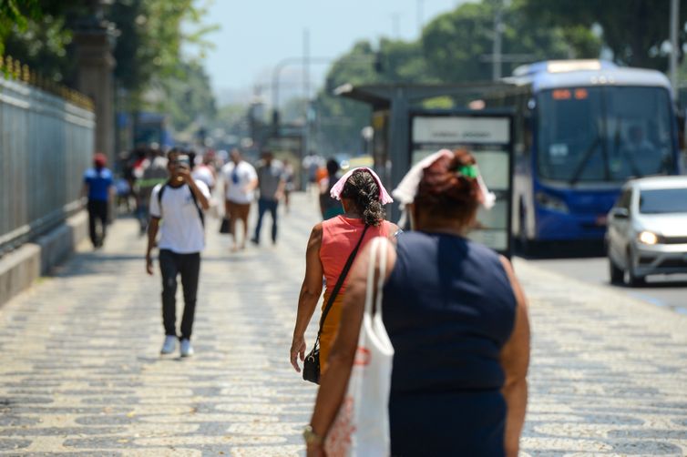 Rio de Janeiro (RJ), 14/11/2023 – População enfrenta forte onda de calor no Rio de Janeiro. Foto: Tomaz Silva/Agência Brasil