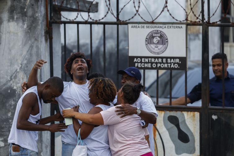 Rio de Janeiro (RJ) - 26/12/2023 - 100 fotos melhores de 2024, retrospectiva - Foto feita em 25/07/2024 – Carlos Vitor Guimarães abraça sua família no lado de fora do Presídio Evaristo de Moraes. O jovem negro de 25 anos, morador de São Gonçalo, esteve preso durante um ano e meio ao ser condenado por roubo de carga apenas com reconhecimento por foto, e está absolvido pelo Superior Tribunal de Justiça após pedido da Defensoria Pública do Estado.  Foto: Fernando Frazão/Agência Brasil