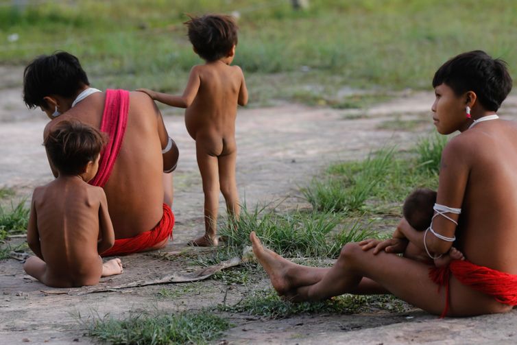 Surucucu (RR), 09/02/2023 - Mulheres e crianças yanomami em Surucucu, na Terra Indígena Yanomami.  Foto: Fernando Frazão/Agência Brasil