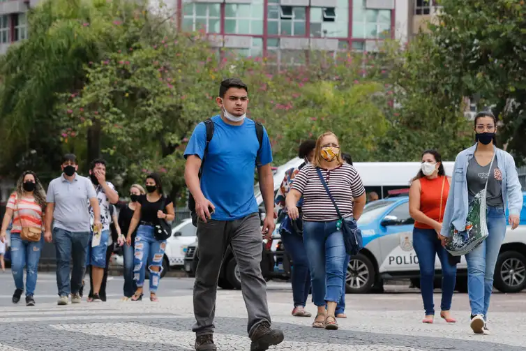 Primeiro dia de flexibilização do uso de máscaras ao ar livre no Estado do Rio de Janeiro.