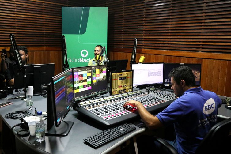 Rio de Janeiro (RJ), 12/09/2023 - Novo estúdio da Rádio Nacional durante transmissão do programa Revista Rio, apresentado por Dylan Araújo. Foto:Tânia Rêgo/Agência Brasil