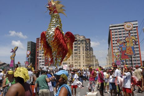 Agência Brasil 30 Anos - Considerado o maior bloco carnavalesco do mundo, o Galo da Madrugada toma as ruas da cidade