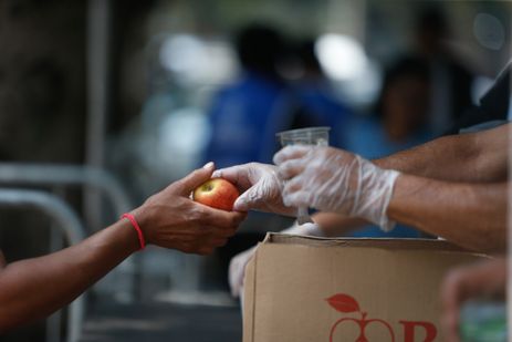 São Paulo SP, 21/09/2023,  Operação Altas Temperaturas, da prefeitura de São Paulo, na Praca da Republica, distribui agua e frutas para pessoas em situação de vulnerabilidade para amenizar o impacto do calor previsto para os próximos dias.
Foto Paulo Pinto/Agência Brasil