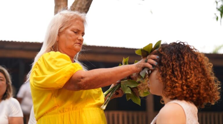 Com apoio do Estado, rezadeira que se dedica a curar pessoas há 50 anos no Acre ganha curta-metragem em sua homenagem: ‘Conhecimento passado de geração para geração’