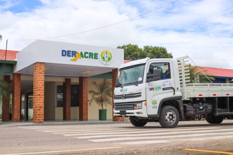 Governo do Acre entrega caminhão para reforço na infraestrutura rodoviária