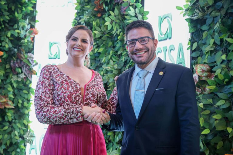 Governador reafirma parcerias entre público e privado ao prestigiar posse da primeira mulher a assumir presidência da Acisa em 114 anos