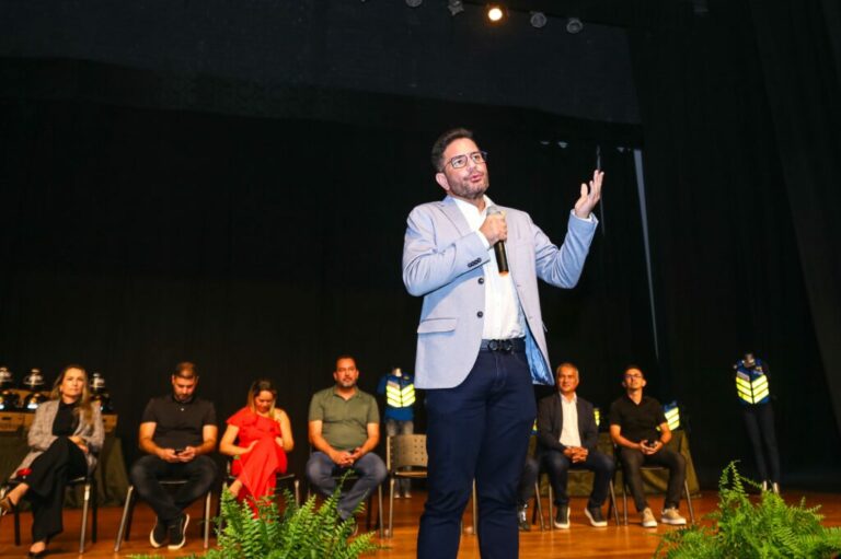 Governador entrega CNHs, coletes e capacetes para motociclistas em Cruzeiro do Sul
