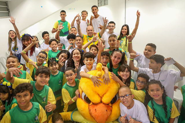 20/03/2025 - Em noite emocionante, pacientes do Hospital da Criança de Brasília entram em campo com as seleções do Brasil e da Colômbia