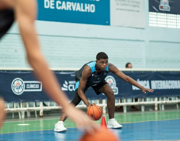 Arena Jacaraípe sedia Clínica de Basquete para monitorar jovens talentos