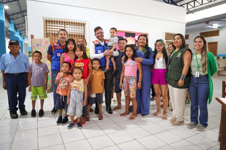 Governador Gladson Camelí visita escola que abriga famílias indígenas afetadas pela cheia do Rio Acre
