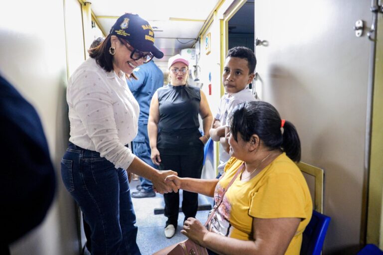 Em Porto Acre, vice-governadora Mailza visita navio-hospital da Marinha, agradece apoio e reforça parceria do Estado