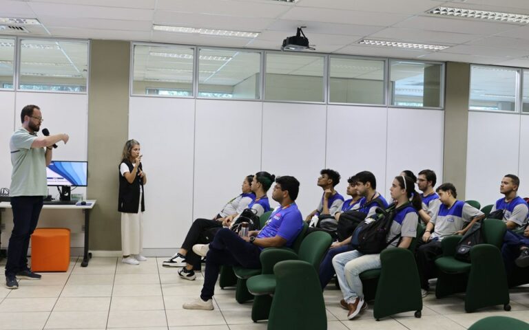 Prodest apresenta serviços de TI para estudantes do Senai Vitória