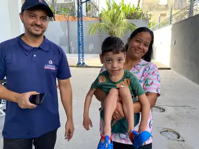 ‘Muito feliz com essa cadeira de banho, conseguimos com um custo zero’, diz pai de criança beneficiada pelo Reabilita Amapá