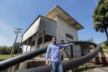 Canoas (RS), 29/04/2025 - Engenheiro especialista em segurança de barragens, Fábio Borges Fanfa, fala com Agência Brasil, sobre os problemas dos diques de contenção que cercam acidade de Canoas, na foto o engenheiro etá no complexo da casa de bombas número 03, no bairro Rio Branco em Canoas.
A um ano o estado foi atingido por temporais que afetou mais de 400 municípios gaúchos, tiveram bairros inteiros alagados. A maior tragédia climática da história, deixou pelo menos 147 mortos e afetou mais de 2,1 milhões de pessoas.
Foto: Joédson Alves/Agência Brasil