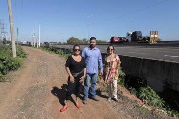 Canoas (RS), 29/04/2025 - BR 448 ao lado do rio Gravataí, os membros da comissão SOS bairros Fátima e Rio Branco, Cláudia Burfet (e), Fábio Borges Fanfa (c) e Fátima Zanchetta (d), falam com Agência Brasil, sobre a obra deveria ter a passagem bloqueada, para evitar futuras inundações na cidade de Canoas.
A um ano o estado foi atingido por temporais que afetou mais de 400 municípios gaúchos, tiveram bairros inteiros alagados. A maior tragédia climática da história, deixou pelo menos 147 mortos e afetou mais de 2,1 milhões de pessoas.
Foto: Joédson Alves/Agência Brasil