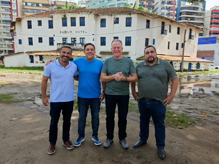 Governo inicia obras de restauro do Radium Hotel e da Praça Ciríaco Ramalhete de Oliveira, em Guarapari