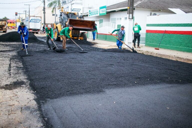 Governador Gladson Camelí vistoria obras do Deracre em Tarauacá durante Operação Verão