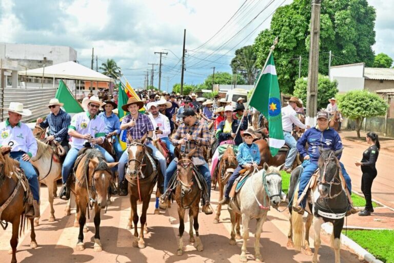 Acrelândia comemora 33 anos com cavalgada representando a força do município e presença do governador Gladson Camelí