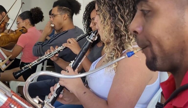 Projeto abre 168 vagas gratuitas para crianças e adolescentes aprenderem instrumentos de música clássica