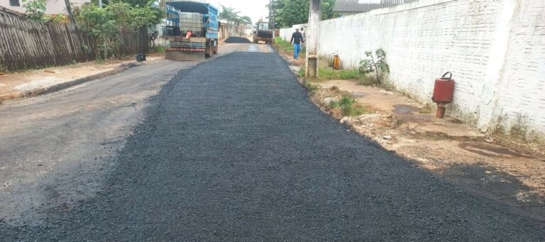 Deracre realiza operação tapa-buraco em Senador Guiomard