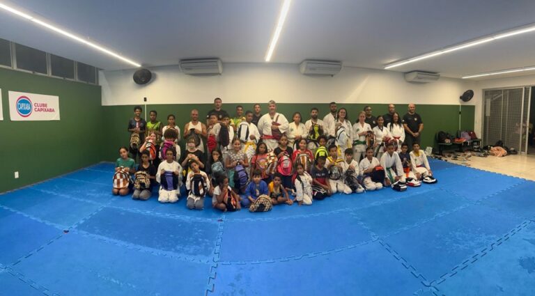 Sejus entrega 50 mochilas confeccionadas no sistema prisional à projeto social esportivo