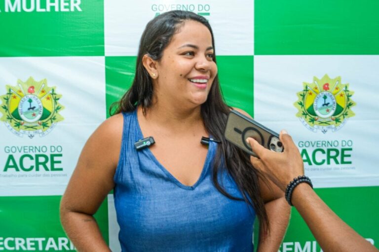 Governo promove autonomia financeira e bem-estar com curso de customização de sandálias para mães de crianças com TEA