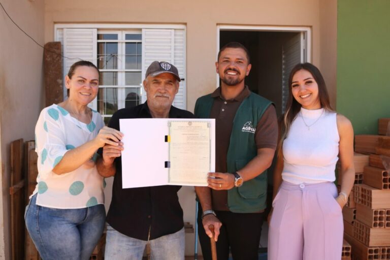 60 famílias recebem primeiras escrituras do Casas a Custo Zero