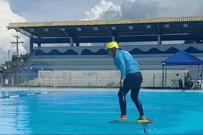 Atletas de ‘Pump Foil’ utilizam Piscina Olímpica do estado para prática pioneira com apoio do Governo do Amapá