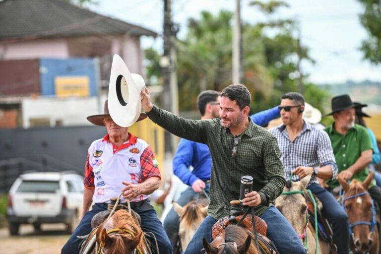 Governador Gladson Camelí destaca importância do lazer e do agronegócio durante cavalgada em Epitaciolândia