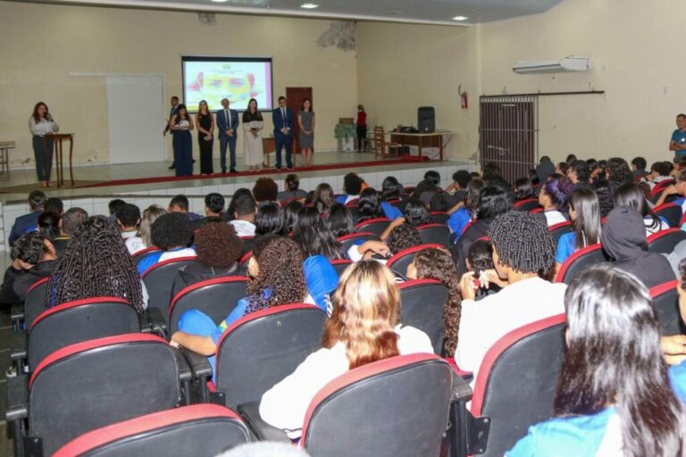 Programa que aborda violência doméstica em escolas da rede pública é lançado nesta quinta