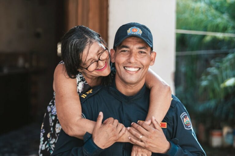 Da bacia de roupa aos diplomas, mãe vence obstáculos e forma filho policial