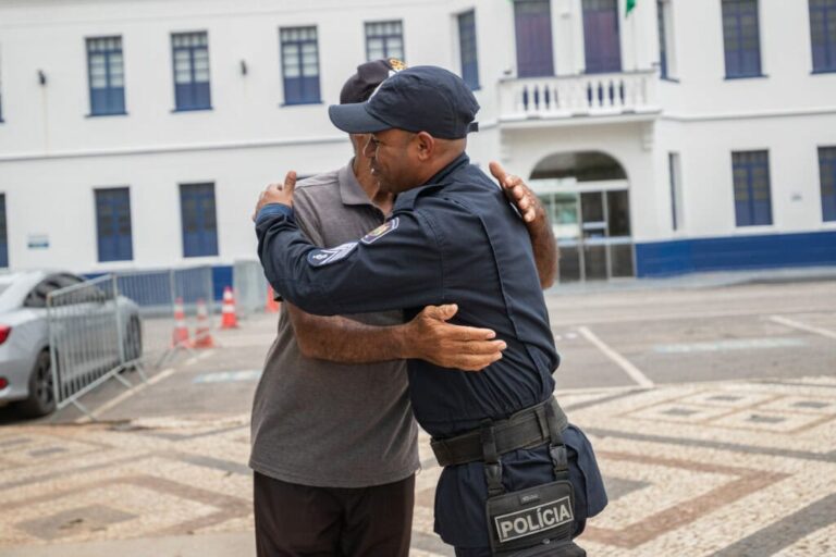 Gesto de policial militar muda a vida de vendedor de picolé e cria rede de solidariedade