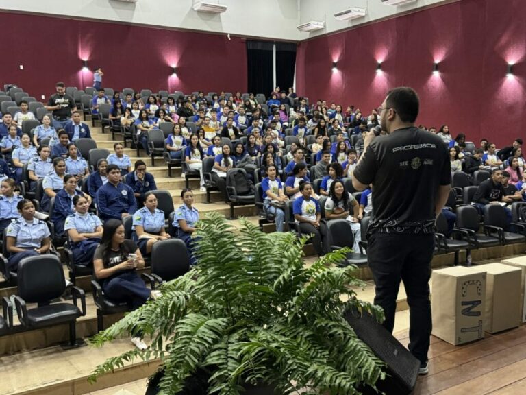 Alunos do Ensino Médio participam de aulão preparatório para o Enem em Cruzeiro do Sul
