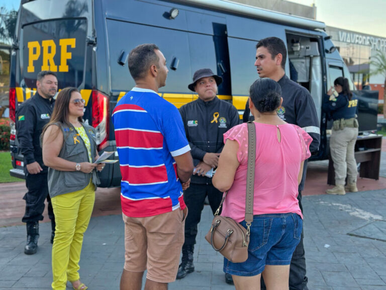 Ageac realiza ação educativa no Via Verde Shopping como parte da campanha Maio Amarelo
