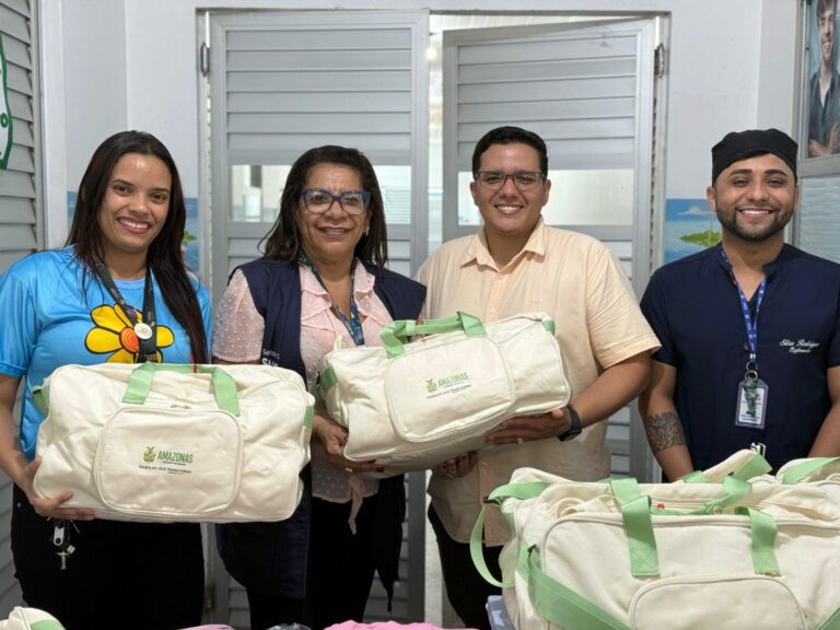 Governo do Amazonas entrega enxovais para mães em situação de vulnerabilidade em Tapauá