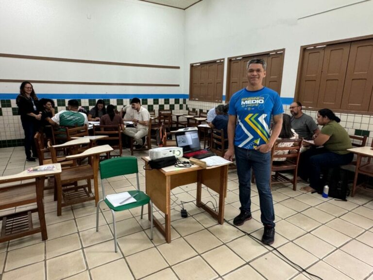 Professores do Ensino Médio participam de formação continuada em Cruzeiro do Sul