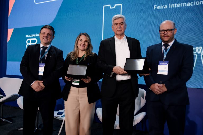 Caesb recebe homenagem em congresso sobre saneamento