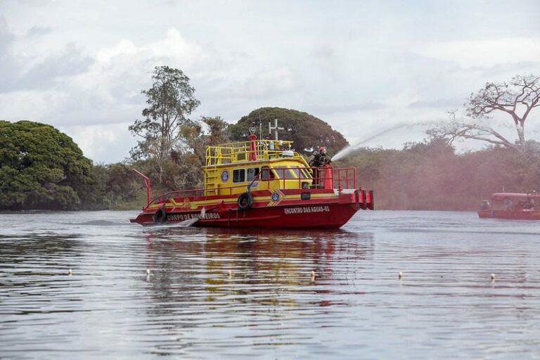 Festival de Parintins: Pela primeira vez, embarcação de combate a incêndio reforça segurança do transporte fluvial