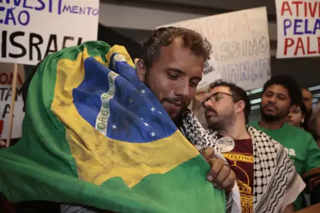 São Paulo (SP), 13/06/2025. O ativista Thiago Ávila durante a sua chegada no aeroporto de Guarulhos, após ser preso e deportado pelo exército israelense ao tentar desembarcar em Gaza. Foto: Paulo Pinto/Agência Brasil