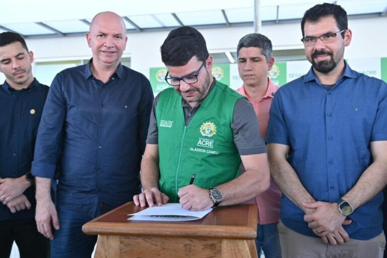 Em Sena Madureira, governador Gladson Camelí assina ordem de serviço para revitalização de quadra poliesportiva para atender comunidade